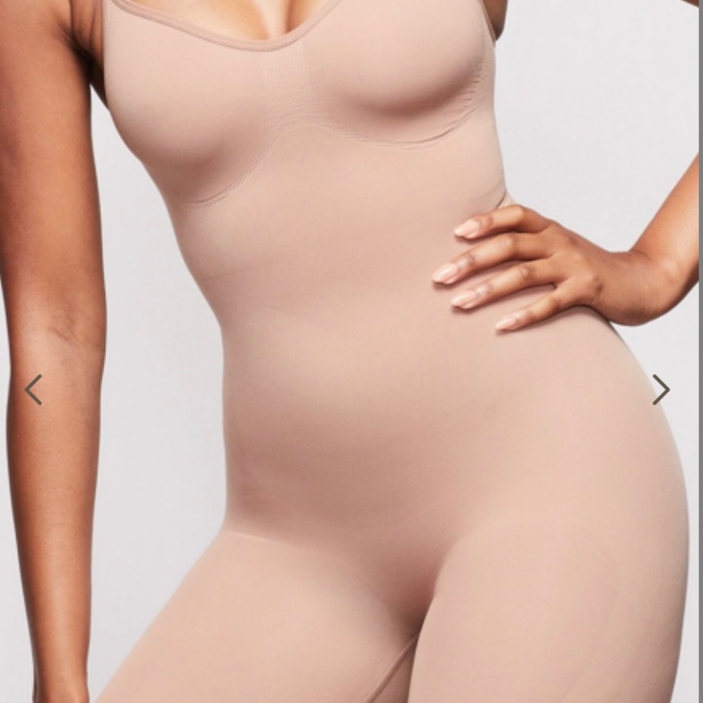 Skims Shape-wear SCULPTING BODYSUIT MID THIGH